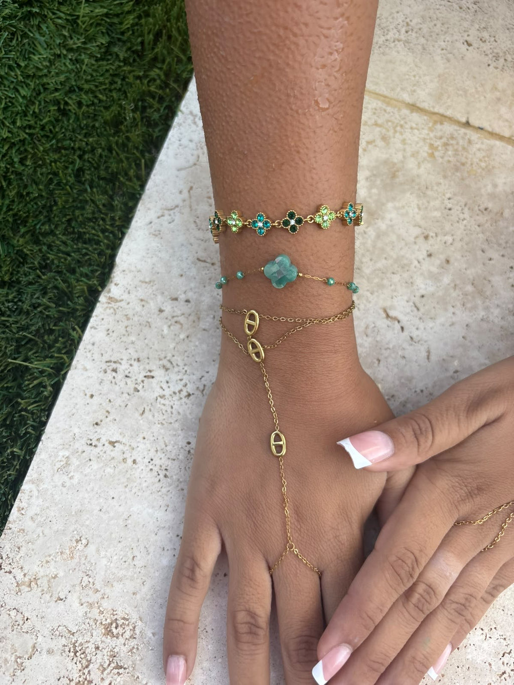 Émeraude & Aqua – chaîne de main dorée et bracelet pierre turquoise portés – NAMABIJOUX