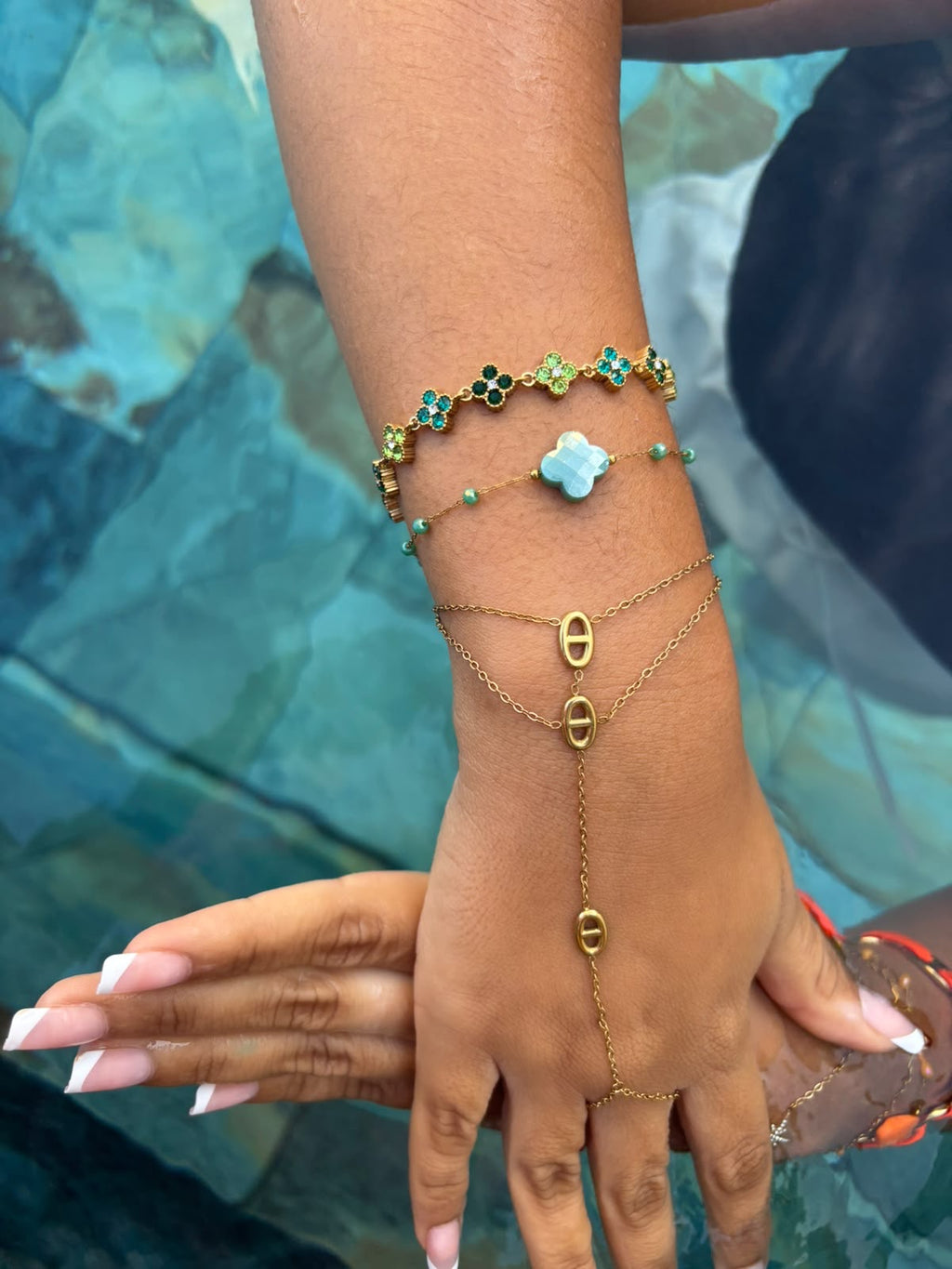 Émeraude & Aqua – bracelets verts et turquoise avec chaîne de main dorée – NAMABIJOUX