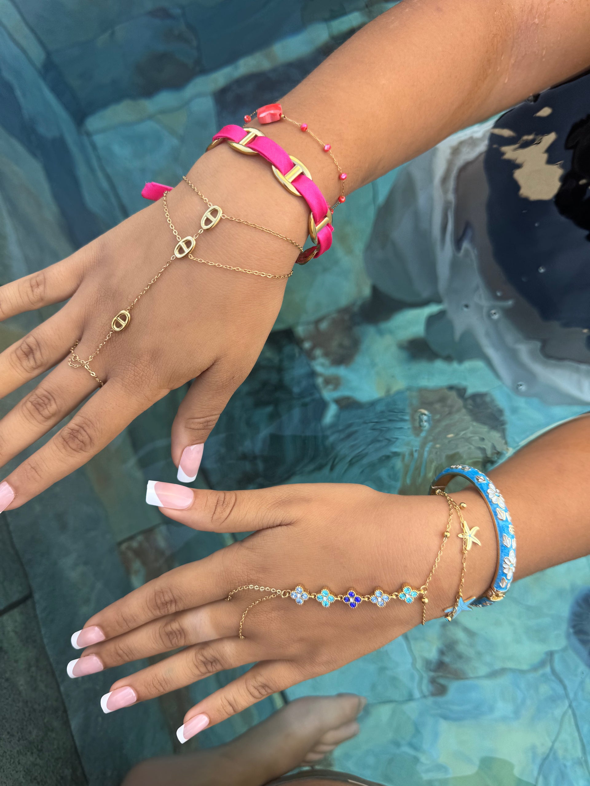 Éclat Rosé – bracelets roses et dorés portés au poignet – NAMABIJOUX