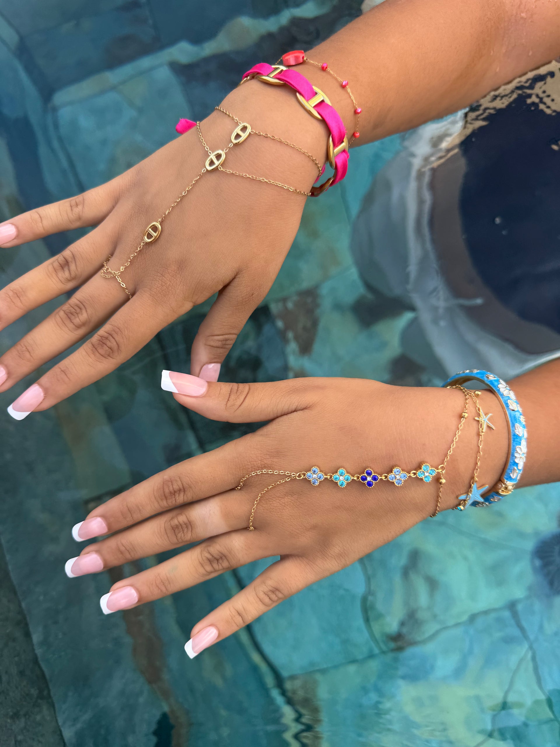 Trio Océan – bracelets jonc bleu fleuri et chaînes dorées portés au poignet – NAMABIJOUX