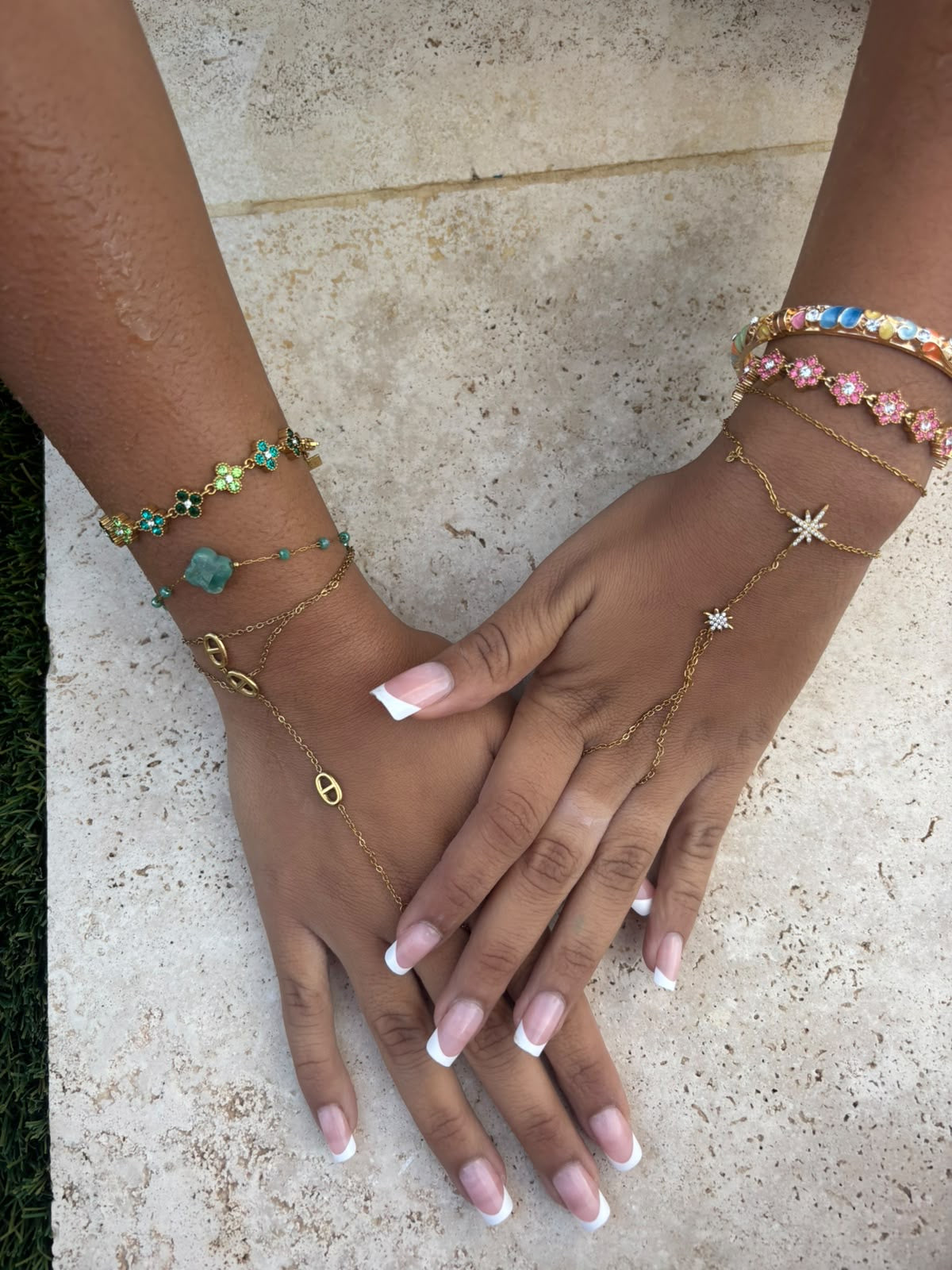 Pink Blossom – chaîne de main étoilée dorée et bracelets roses portés – NAMABIJOUX