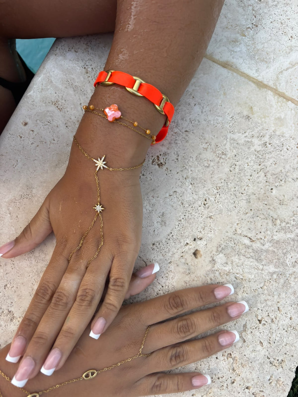 Éclat Corail – bracelet ruban orange, perles et chaîne de main étoiles portés – NAMABIJOUX