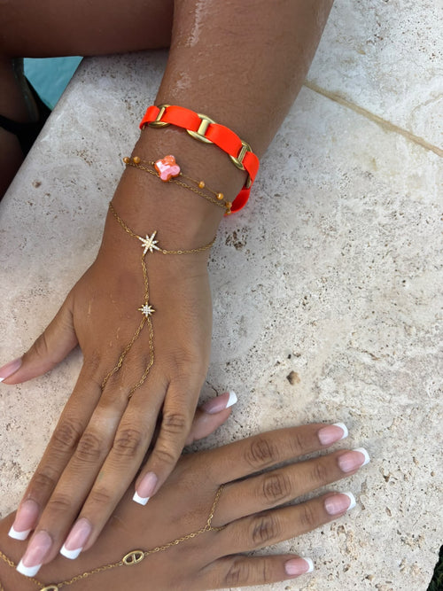 Éclat Corail – bracelet ruban orange, perles et chaîne de main étoiles portés – NAMABIJOUX